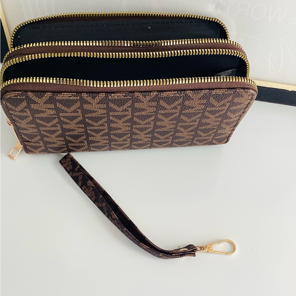 Beautiful logo, design wallet for a woman